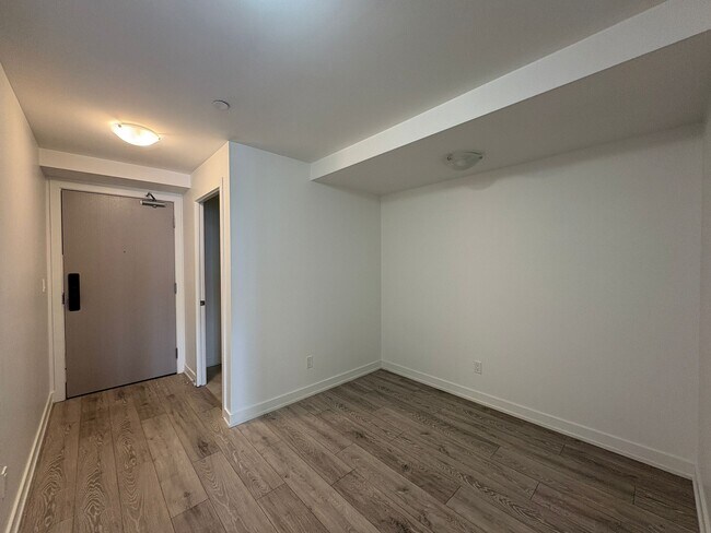 Photo du bâtiment - BURLINGTON – 2 BEDROOM + DEN – 2 BATHROOM – CONDO – $2,699 – ONLY