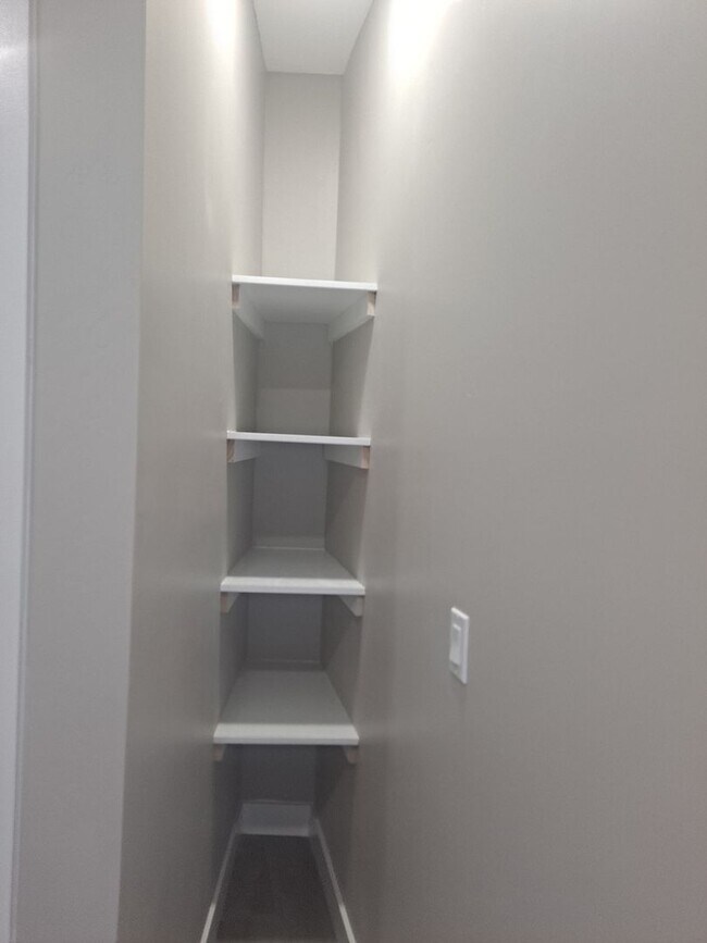 Foto del edificio - upstairs studio lots of natural lite