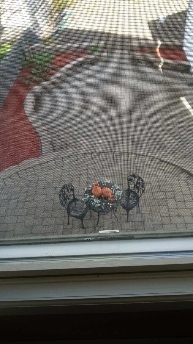 Salga a un hermoso patio privado. - 680 Belmont Ave