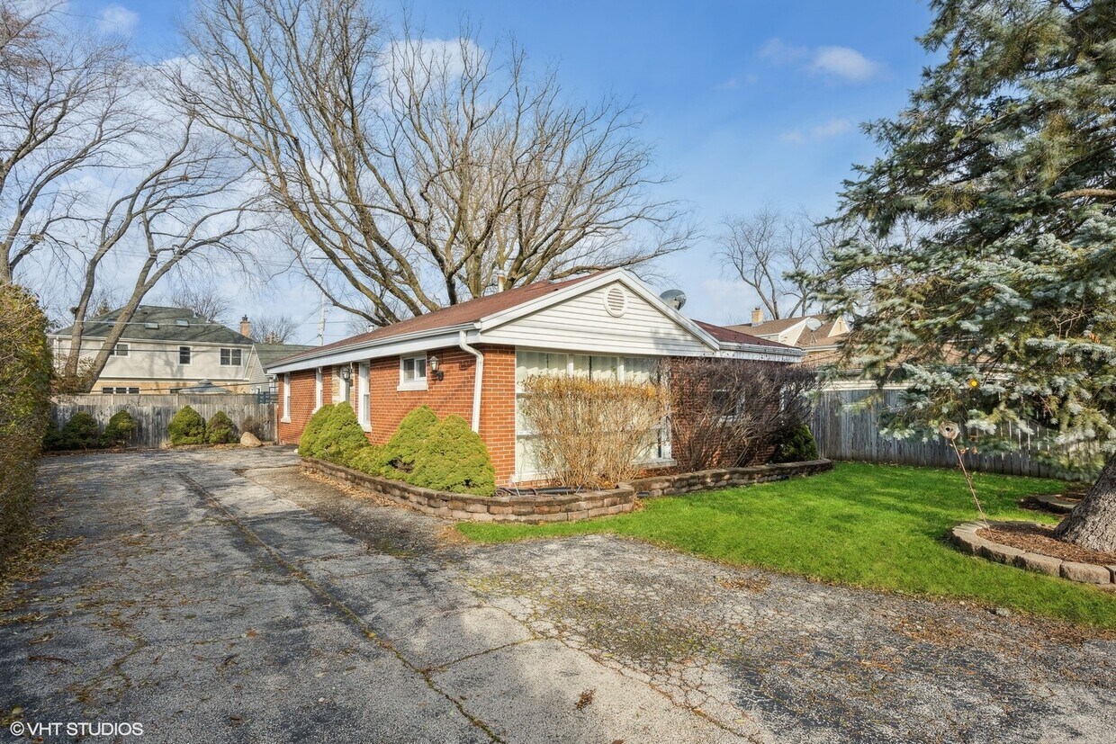 Primary Photo - 2110 Golf Rd