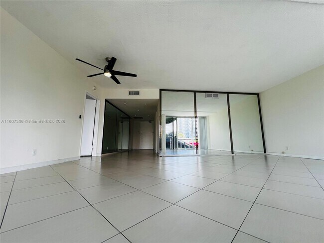 Foto del edificio - 900 Bay Dr