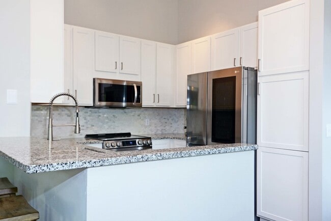 Building Photo - 10511 Pond Curv