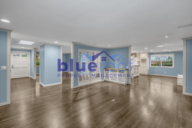 Building Photo - 8045 SW West Slope Dr