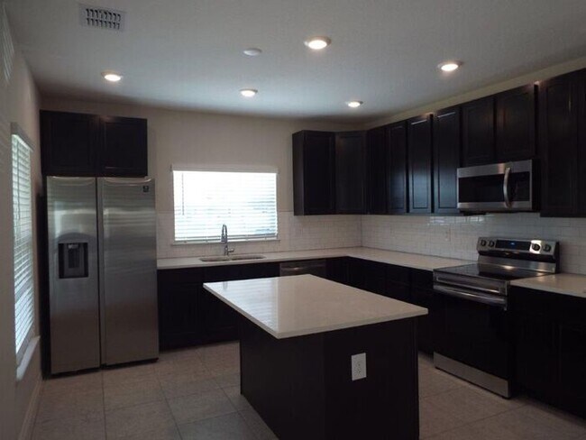 Building Photo - 3/2.5 Lovely brand new townhome in Fiesta ...