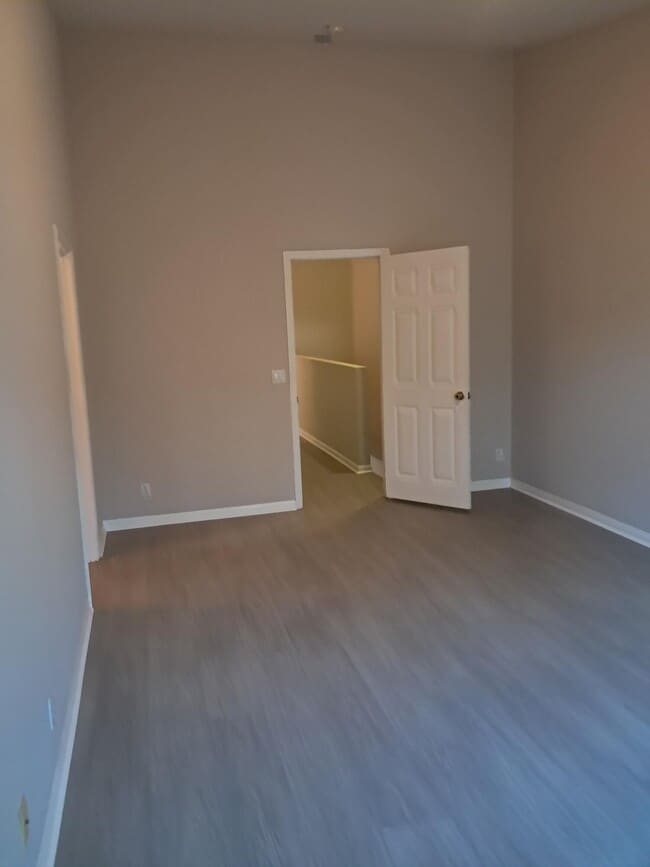 Building Photo - 9759 Lago Dr