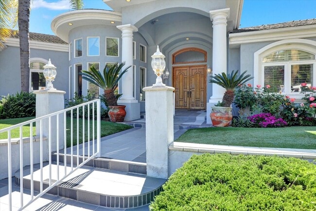 Foto del edificio - Luxurious home available immediately.