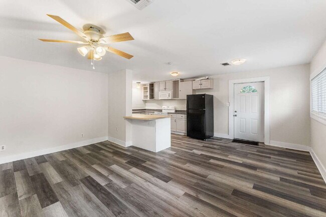 Building Photo - **Move-In Special: 1 MONTH FREE** Move in by February 15, 2026 and get 1 month’s rent FREE on a 1...