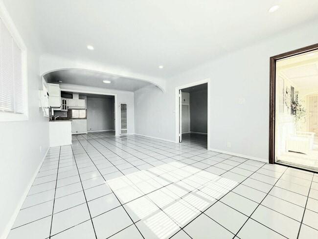 Building Photo - 2515 Illinois Ave