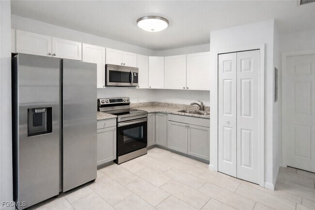 Foto del edificio - 2912 SE Santa Barbara Pl