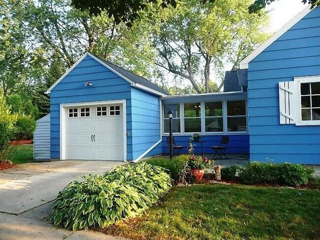 Building Photo - Now Leasing! Charming Home in One of Madis...