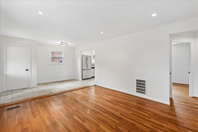 Foto del edificio - Remodeled in great location! 4 bedrooms 2 FB Walk to Metro