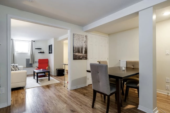 Building Photo - 73 Renfrew Av