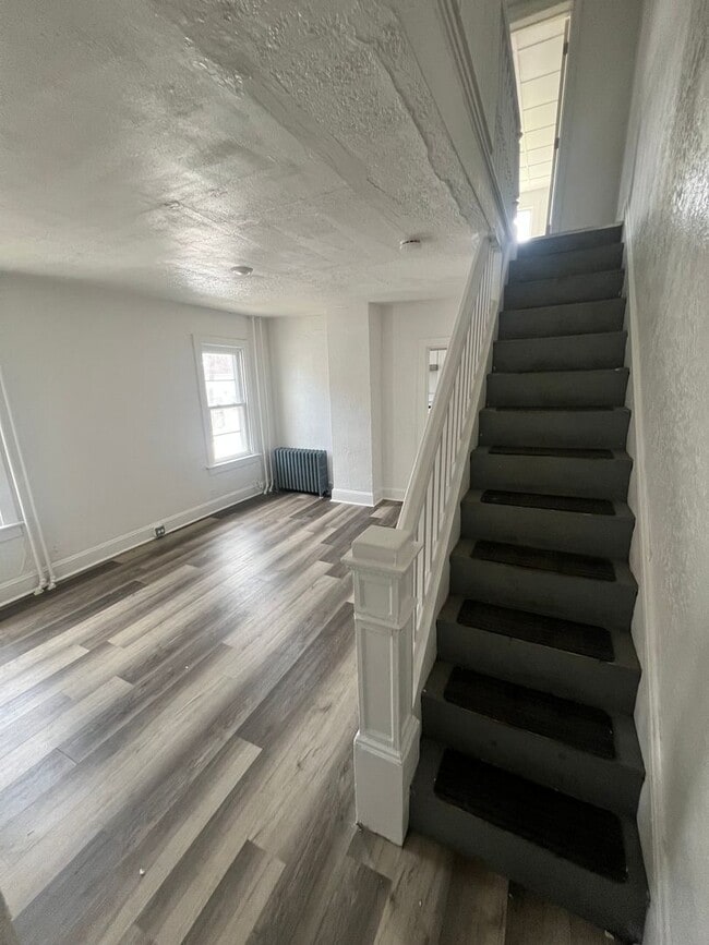 Building Photo - 4 bed 1 bath NEW RENO
