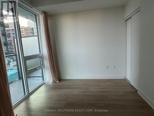 Photo du bâtiment - 117-1117 Broadway Ave