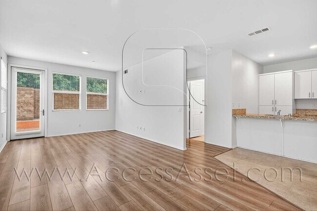 Photo - Stylish 5 Bed/3 Bath Townhome In The Heart...