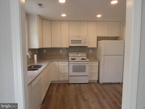 Building Photo - 1230 Elm St