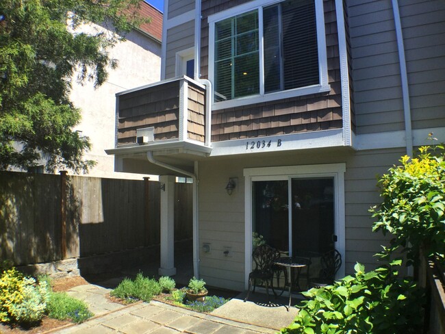 Building Photo - Spacious 3-Story Townhome in Lake City