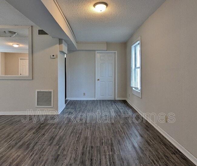 Building Photo - 2054 Broadway Ave