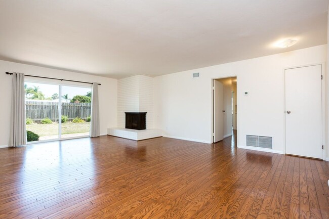 Building Photo - Traditional San Carlos Home with Spacious ...