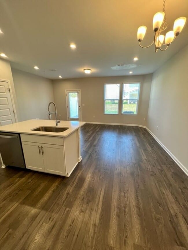 Building Photo - 3 Bed 2.5 Bath Townhome, Minutes from I-24 & The Avenue!