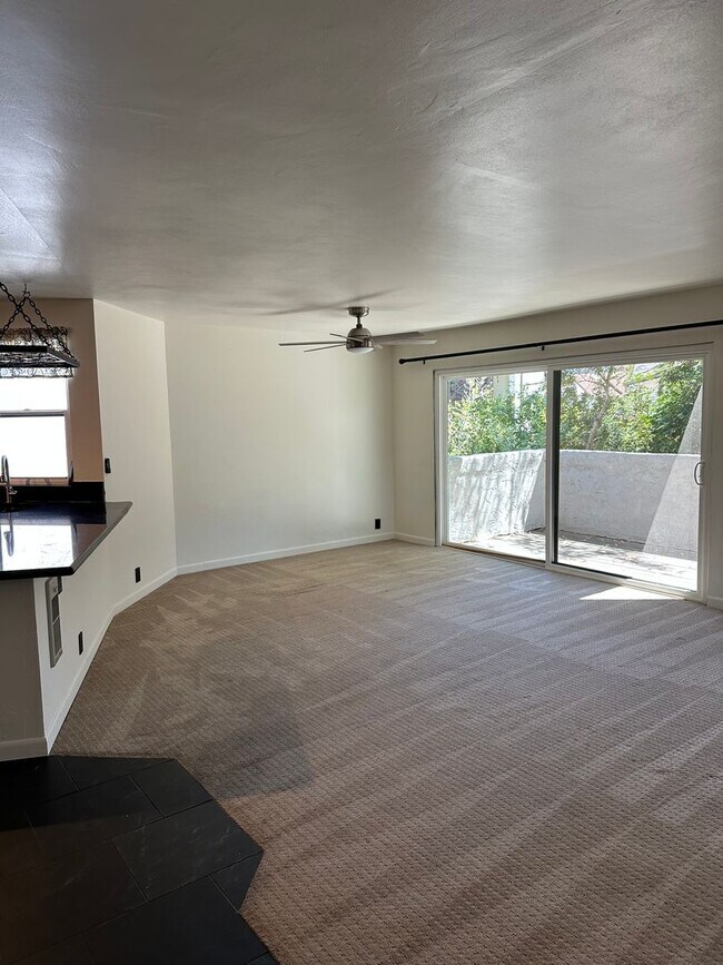 Foto del edificio - LA JOLLA - 2 Br + Den, Private End Unit To...