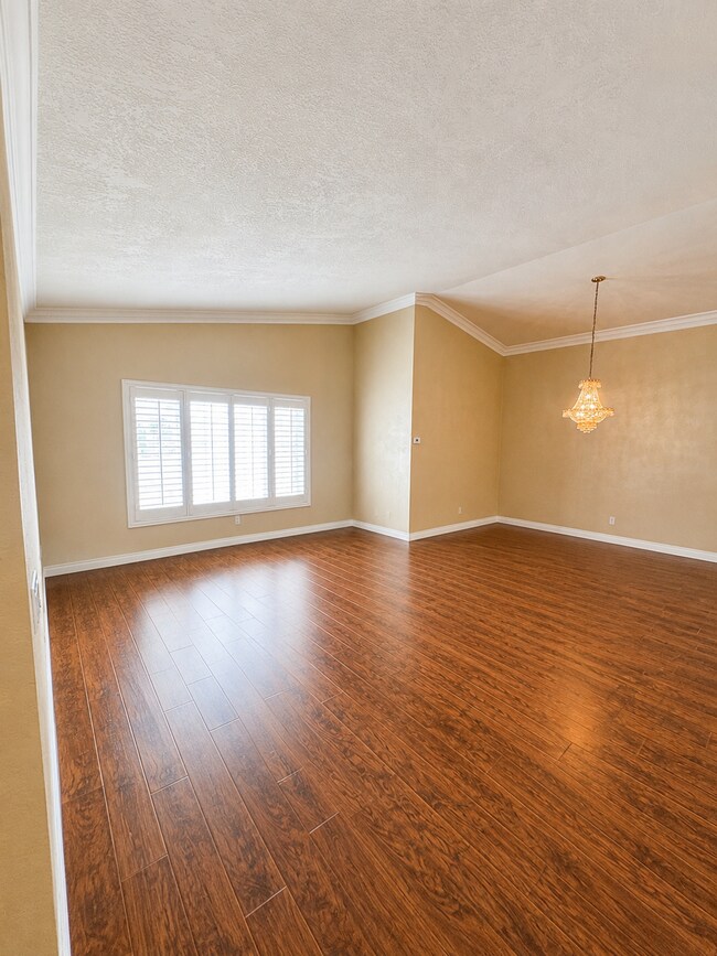 Building Photo - 606 Pinecrest Ln