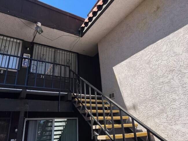 Foto del edificio - Beautiful 1 Bedroom Condo Near The Strip