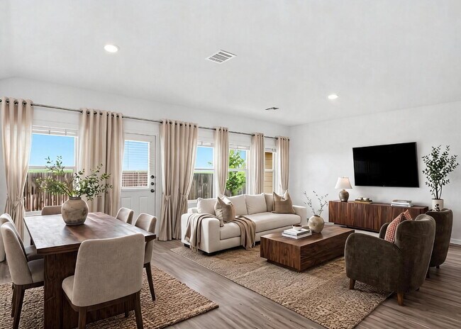 Foto del edificio - 4 Bedroom Home with Open Layout and Refrigerator Included