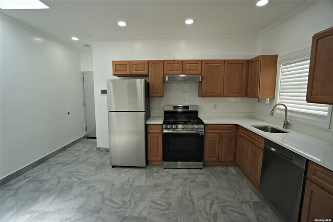 Foto del edificio - 116-07 Metropolitan Ave