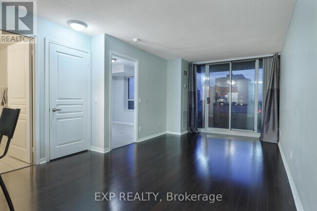 Photo du bâtiment - 330-1330 Red Maple Rd