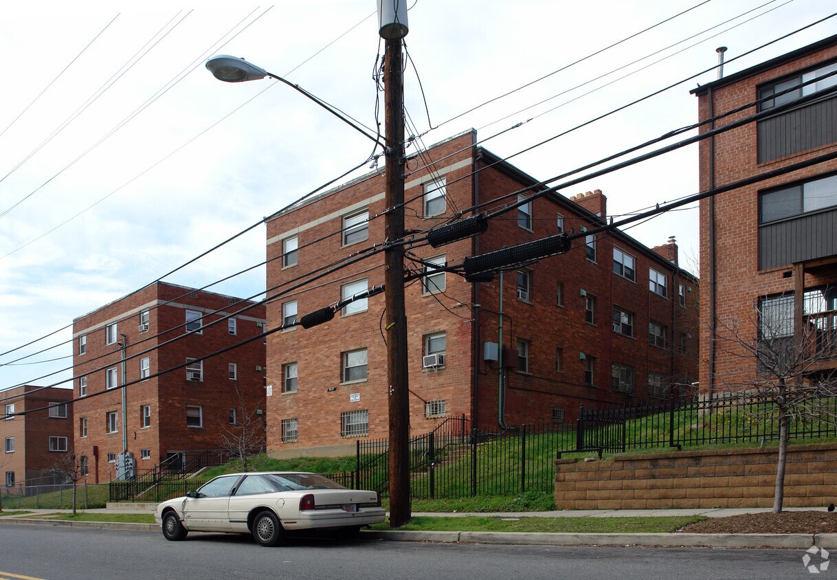 Building Photo - 812 Chesapeake St SE