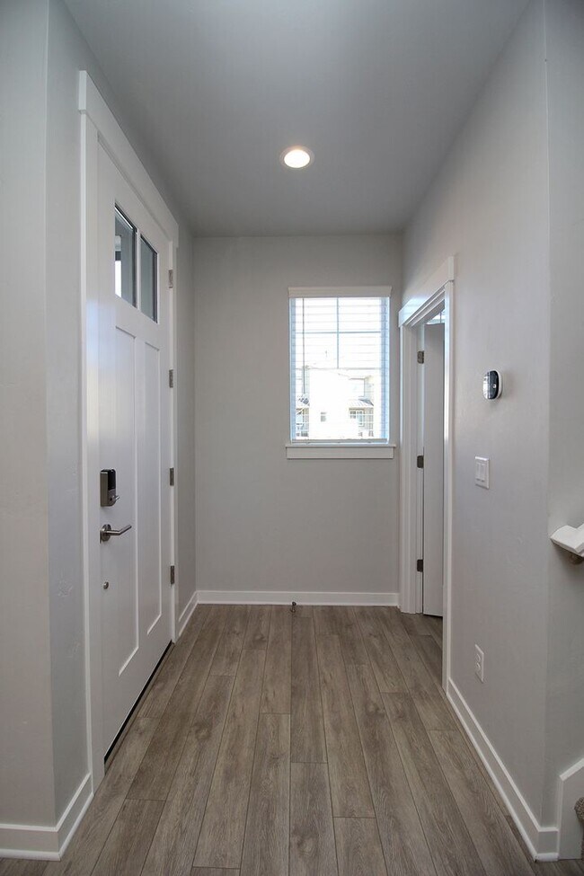 Building Photo - Impeccable 3 Bed/2.5 Bath Townhome located...