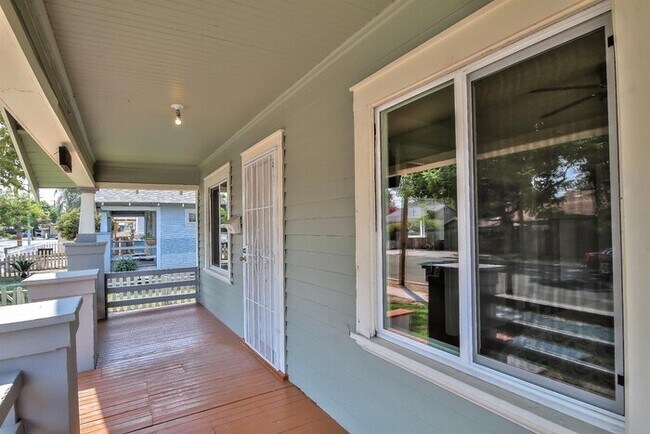 Building Photo - TRACY ABSOLUTELY 3 BEDROOM CHARMING BUNGALOW