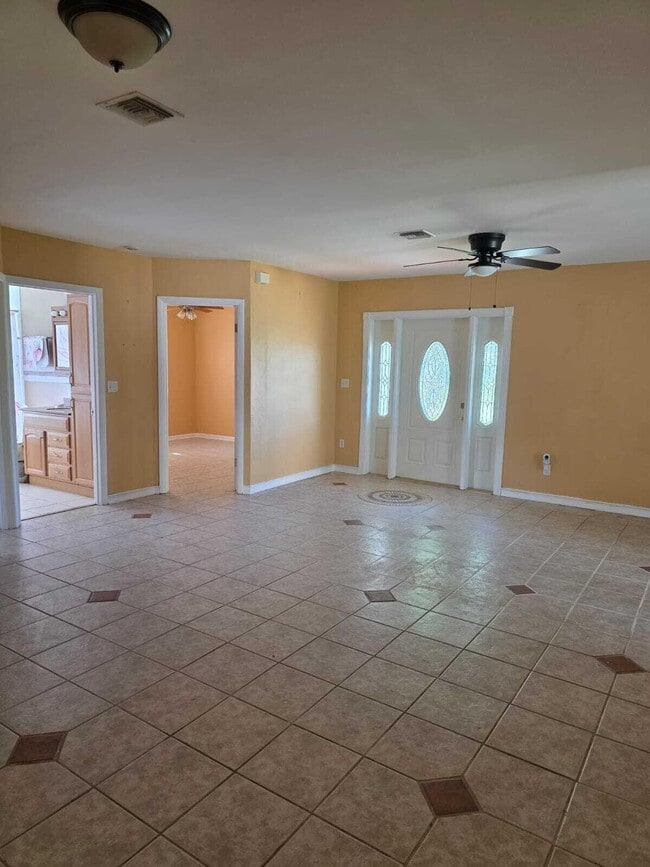 Building Photo - 131 SE Serenata Ct