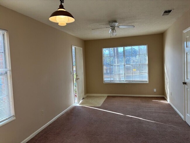 Foto del edificio - 2 bedroom 1 bath duplex unit off St Marys Road