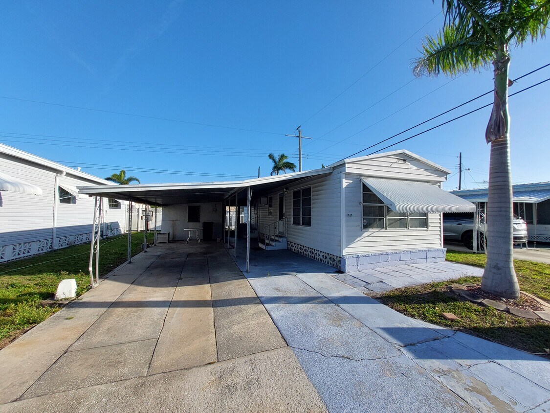 Foto principal - 1009 49th Avenue Dr W