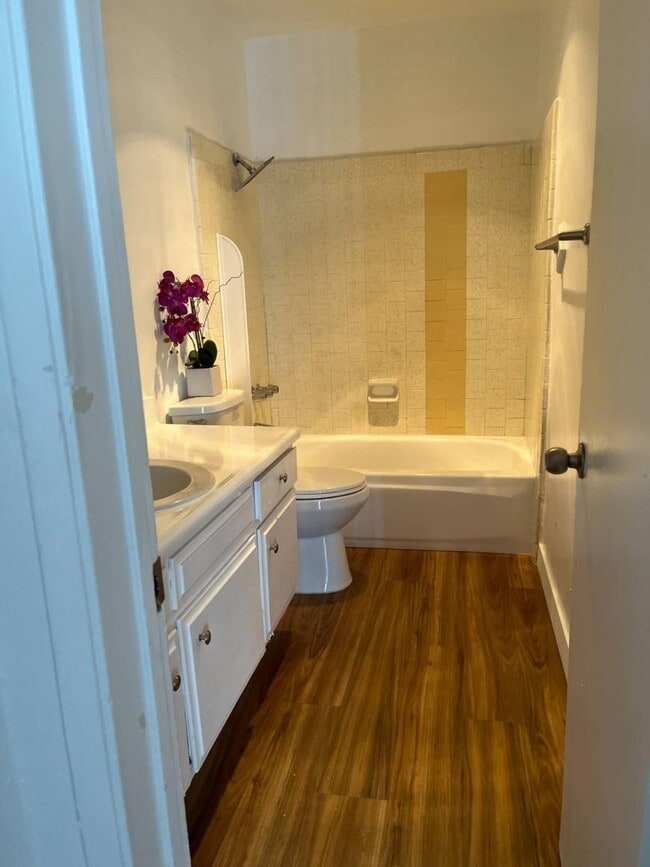 Building Photo - 2.0 bedroom in Los Angeles California 91343