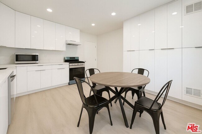 Foto del edificio - 1189 W 36th Pl