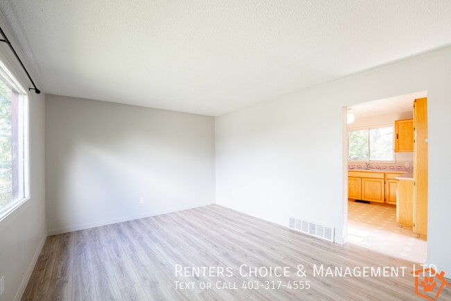 Building Photo - Pet Friendly Half Duplex with Fenced Yard in Claresholm