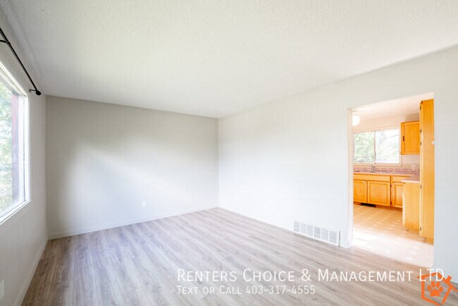 Photo du bâtiment - Pet Friendly Half Duplex with Fenced Yard in Claresholm