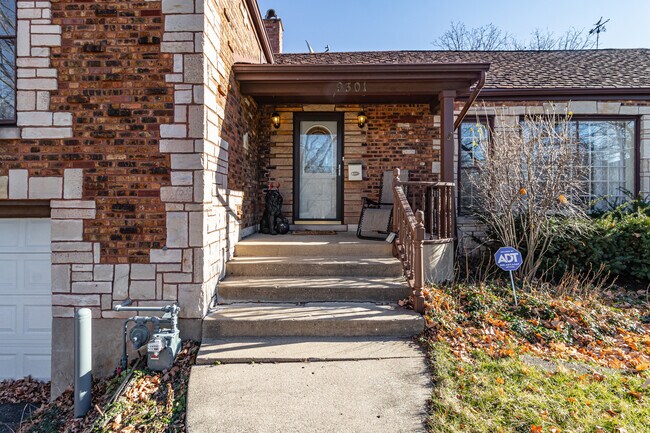 Building Photo - 9301 Oak Park Ave