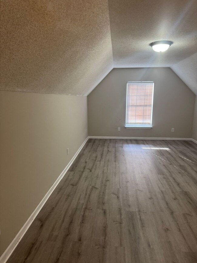 Building Photo - Great Price and location!