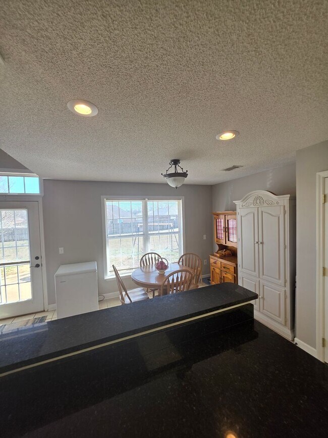 Foto del edificio - Available April! Non-Furnished Unit!