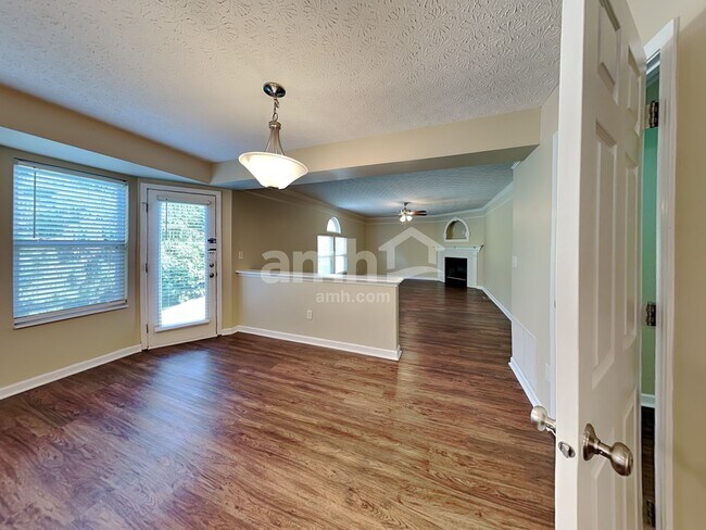 Foto del edificio - 346 Pinecrest Ct
