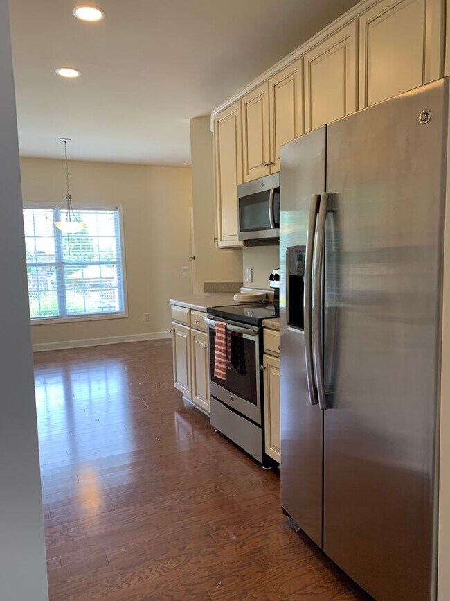 Foto del edificio - 2 Bedroom, 2.5 Bath Townhouse with detached one-car garage