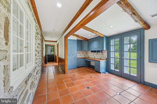 Foto del edificio - 1024 N Spring Mill Rd