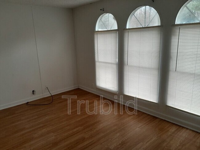 Building Photo - 41 Club Cir