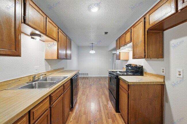 Foto del edificio - 6708 S Creek Dr