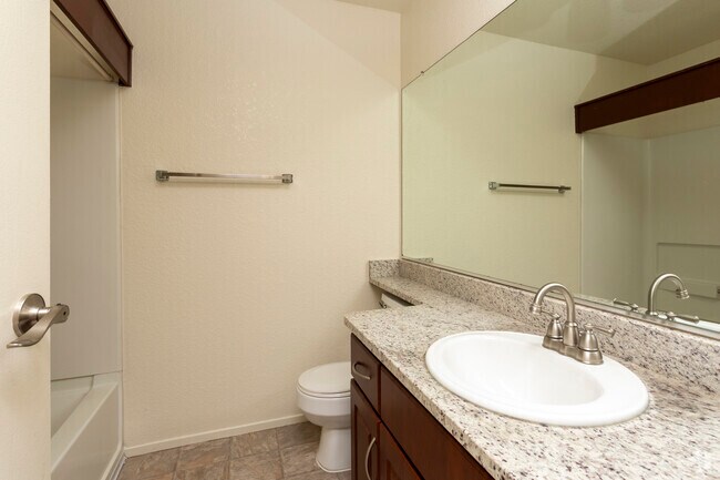 2 dormitorios - baño - Crown Ridge Apartments