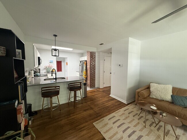 Building Photo - AVAILABLE NOW:  UPDATED 2 BEDROOM 1 BATHROOM HOME IN MURRAY HILL